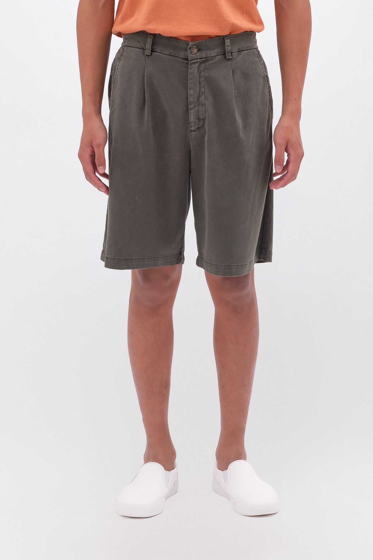 Pleated Bermuda in Relaxed Fit - Image 3