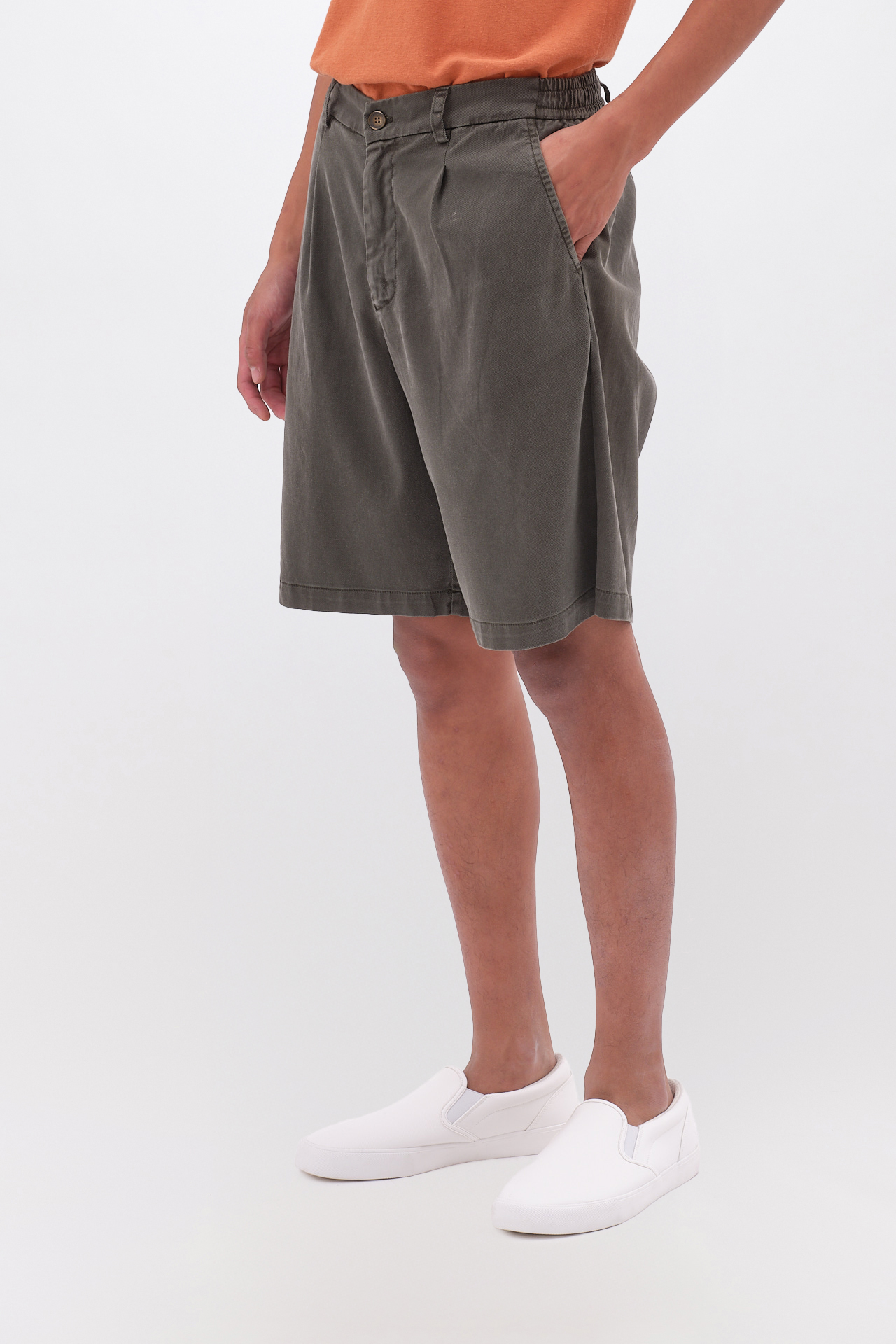 Pleated Bermuda in Relaxed Fit - Image 2