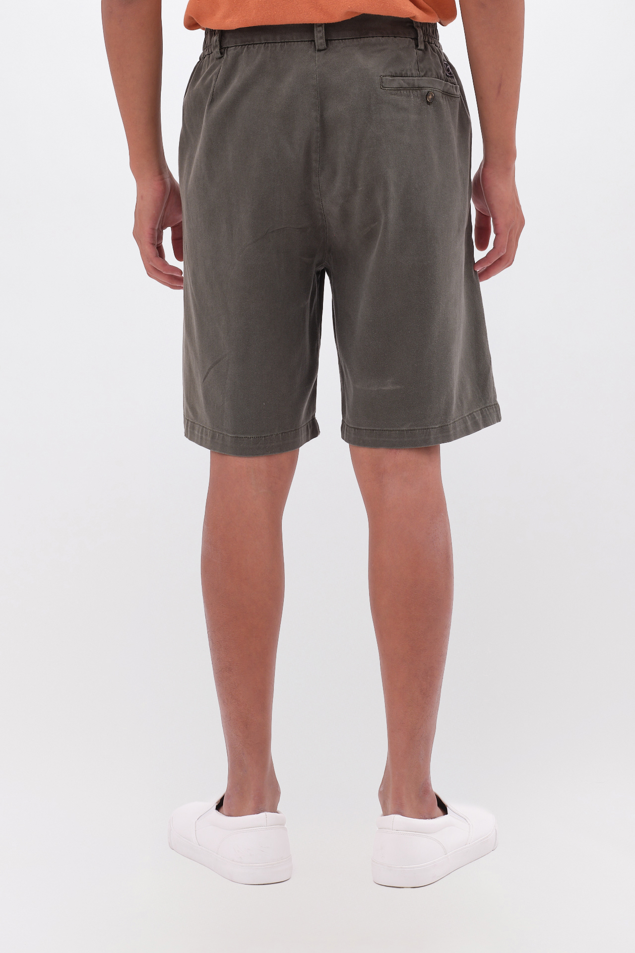 Pleated Bermuda in Relaxed Fit - Image 5